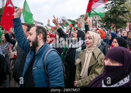Fatih, Istanbul, Turchia. 28 marzo 2024. I manifestanti ondeggiano bandiere palestinesi e turche e gridano slogan durante una marcia pro-Palestina dalla Fontana tedesca in Piazza Sultanahmet a Piazza Eminonu, a Istanbul onÂ MarchÂ 28,Â 2024. (Credit Image: © Tolga Uluturk/ZUMA Press Wire) SOLO PER USO EDITORIALE! Non per USO commerciale! Foto Stock