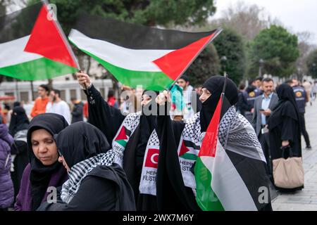 Fatih, Istanbul, Turchia. 28 marzo 2024. I manifestanti ondeggiano bandiere palestinesi durante una marcia pro-Palestina dalla Fontana tedesca in Piazza Sultanahmet a Piazza Eminonu, a Istanbul onÂ MarchÂ 28,Â 2024. (Credit Image: © Tolga Uluturk/ZUMA Press Wire) SOLO PER USO EDITORIALE! Non per USO commerciale! Foto Stock