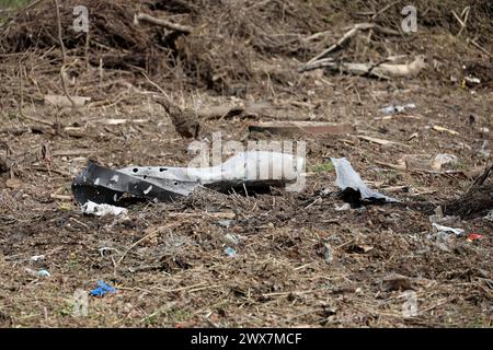Non esclusiva: ODESA, UCRAINA - 27 MARZO 2024 - detriti missilistici si trovano nei locali del giardino botanico di Odesa I.I. Mechnykov National uni Foto Stock