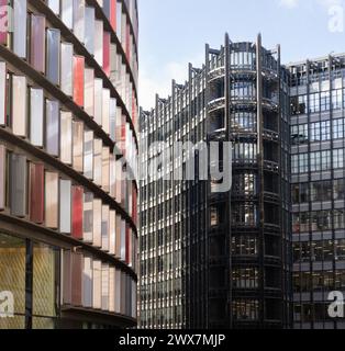 30 Old Bailey e 10 Fleet Place - Una vista ravvicinata di due edifici moderni contrastanti a Londra Foto Stock