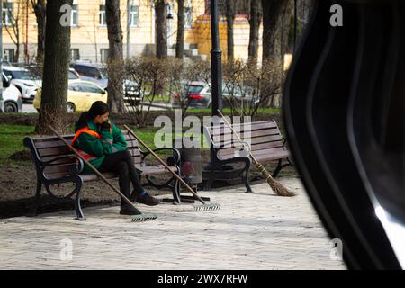 Non esclusivo: KIEV, UCRAINA - 28 MARZO 2024 - Un lavoratore municipale riposa sul banco, Kiev, capitale dell'Ucraina. Foto Stock