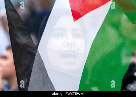 Fatih, Istanbul, Turchia. 28 marzo 2024. Un manifestante ondeggia la bandiera palestinese e grida lo slogan durante una marcia a favore della Palestina dalla Fontana tedesca in Piazza Sultanahmet a Piazza Eminonu, a Istanbul. (Credit Image: © Tolga Uluturk/ZUMA Press Wire) SOLO PER USO EDITORIALE! Non per USO commerciale! Crediti: ZUMA Press, Inc./Alamy Live News Foto Stock