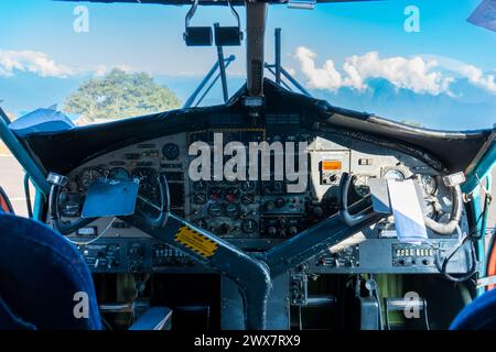 Kathmandu, Nepal - 20 ottobre 2023: Vecchio aereo d'epoca della Nepal Airlines De Havilland Canada DHC-6 Twin Otter Foto Stock