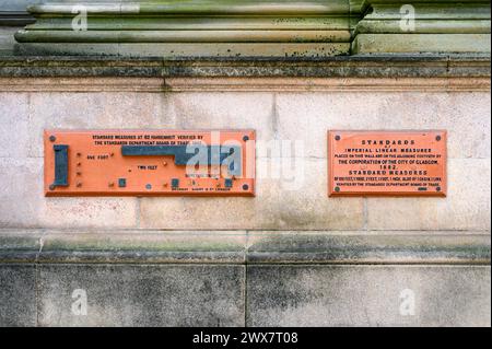 Placca da parete con standard di misure lineari imperiali, Glasgow, Scozia, Regno Unito, Europa Foto Stock