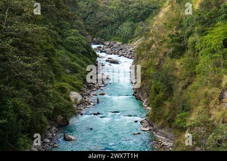 Fiume Tamor sulla strada per il campo base di Kanchenjunga Trek Nepal Foto Stock