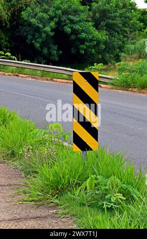 Punto di riferimento sulla curva pericolosa di segnalazione autostradale a Ribeirao Preto, San Paolo, Brasile Foto Stock