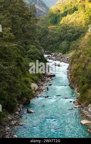 Fiume Tamor sulla strada per il campo base di Kanchenjunga Trek Nepal Foto Stock