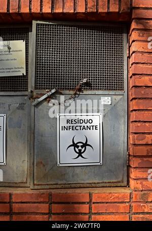 RIBEIRAO PRETO, SAN PAOLO, BRASILE - 2 gennaio 2024: Cartello di avvertimento in portoghese che informa "residuo infettivo" Foto Stock