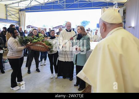 Roma, Italia. 28 marzo 2024. Il giovedì Santo Papa Francesco ha visitato con le sue carcerate il carcere femminile di Rebibbia a Roma, dove ha lavato i piedi di 12 donne durante la messa della cena del Signore il 28 marzo 2024 a Roma, Italia. Foto di (EV) Vatican Media/ABACAPRESS.COM credito: Abaca Press/Alamy Live News Foto Stock