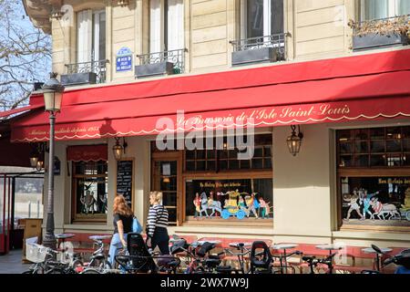 Francia, regione Ile-de-France, Parigi Île Saint-Louis, IV arrondissement, rue Jean du Bellay, terrazza della brasserie sull'Île Saint-Louis, decorazioni dipinte sulle finestre. 21 marzo 2024 Foto Stock