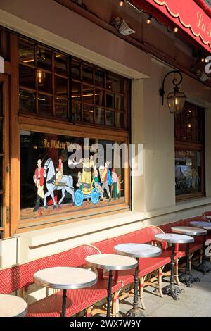 Francia, regione Ile-de-France, Parigi Île Saint-Louis, IV arrondissement, rue Jean du Bellay, terrazza della brasserie sull'Île Saint-Louis, decorazioni dipinte sulle finestre. 21 marzo 2024 Foto Stock