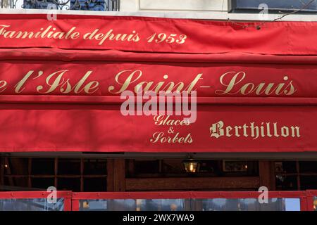Francia, regione Ile-de-France, Parigi Île Saint-Louis, IV arrondissement, rue Jean du Bellay, terrazza della brasserie sull'Île Saint-Louis, decorazioni dipinte sulle finestre. 21 marzo 2024 Foto Stock