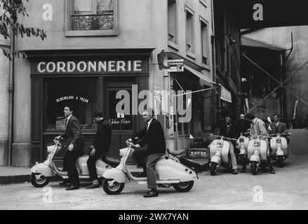 à pied, à cheval et en voiture anno : 1957 Francia Direttore : Maurice Delbez Jean-Paul Belmondo, Jean-Pierre Cassel Foto Stock