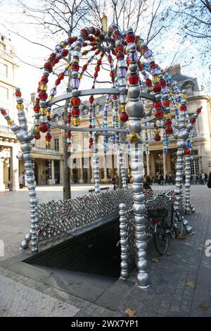 Il Kiosque des Noctambules (il chiosco dei camminatori notturni), scultura creata da Jean-Michel Othoniel situata in Place Colette (primo arrondissement) a Parigi, Francia. È stato progettato per la stazione della metropolitana Palais Royal-Musée du Louvre ed è stato inaugurato nel 2000. Foto scattata nel 2007 Foto Stock