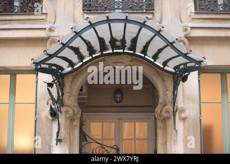 Edificio 33 rue du Champ-de-Mars, Parigi 7° arrondissement Data di costruzione: Circa 1900 architetto: Ottava Raquin porta d'ingresso in stile Art Nouveau, con un motivo scolpito a forma di arum Foto Stock