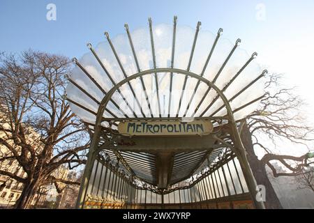 Stazione della metropolitana porte Dauphine, 16° arrondissement di Parigi costruito nel: 1900 architetto: Hector Guimard Foto Stock