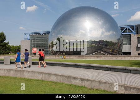 Parigi, Parc de la Villette, la Cité des Sciences et de l'industrie (città della Scienza e dell'industria) nel 19° arrondissement di Parigi. La Géode, cupola geodetica con finitura a specchio. Foto Stock