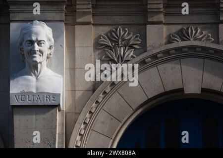 Paris, 101 avenue de la République, lycee Voltaire, facciata sulla strada, busti di Voltaire e Ampere, Foto Stock