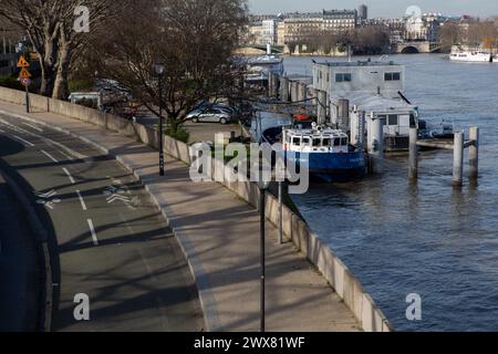 Francia, regione Ile de France, Parigi 5th circondario, Quai Saint Bernard, pista ciclabile e ciclabile e strada express sulla riva sinistra, Foto Stock