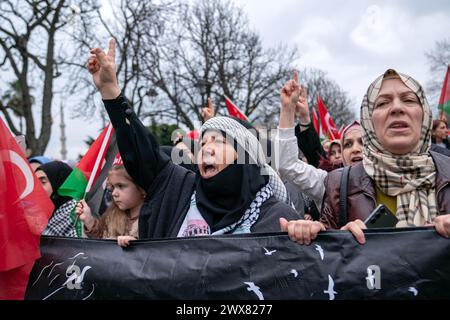 Fatih, Istanbul, Turchia. 28 marzo 2024. I manifestanti gridano slogan durante una marcia pro-Palestina dalla Fontana tedesca in Piazza Sultanahmet a Piazza Eminonu, a Istanbul onÂ MarchÂ 28,Â 2024. (Credit Image: © Tolga Uluturk/ZUMA Press Wire) SOLO PER USO EDITORIALE! Non per USO commerciale! Foto Stock