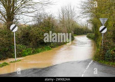 Burton Bradstock, Dorset, Regno Unito. 28 marzo 2024. Meteo nel Regno Unito. Inondazione su Bredy Lane a Burton Bradstock nel Dorset dopo una forte pioggia di Storm Nelson. Crediti fotografici: Graham Hunt/Alamy Live News Foto Stock