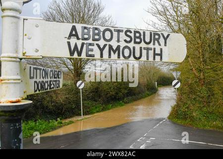 Burton Bradstock, Dorset, Regno Unito. 28 marzo 2024. Meteo nel Regno Unito. Inondazione su Bredy Lane a Burton Bradstock nel Dorset dopo una forte pioggia di Storm Nelson. Crediti fotografici: Graham Hunt/Alamy Live News Foto Stock