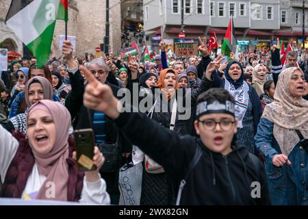 Fatih, Istanbul, Turchia. 28 marzo 2024. I manifestanti gridano slogan durante una marcia pro-Palestina dalla Fontana tedesca in Piazza Sultanahmet a Piazza Eminonu, a Istanbul onÂ MarchÂ 28,Â 2024. (Credit Image: © Tolga Uluturk/ZUMA Press Wire) SOLO PER USO EDITORIALE! Non per USO commerciale! Foto Stock