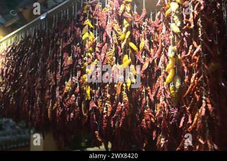 Il peperoncino in vendita al mercato di Madeira Foto Stock