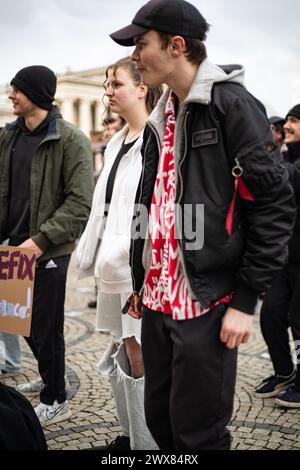 Monaco, Germania. 28 marzo 2024. Diversi giovani si sono riuniti il 28 marzo 2024 a Monaco di Baviera per manifestare insieme al Bund für Gestesfreiheit ( BfG ) e ad alcuni collettivi di DJ contro il divieto di ballare nei cosiddetti giorni silenziosi. (Foto di Alexander Pohl/Sipa USA) credito: SIPA USA/Alamy Live News Foto Stock