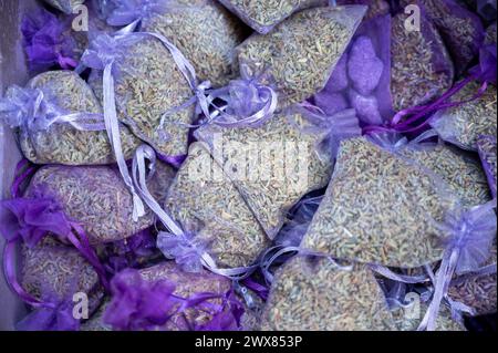 Piccoli sacchetti di viola con semi aromatici di lavanda impianto sul mercato in Provenza, vicino fino Foto Stock