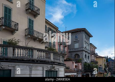 Destinazione turistica piccolo borgo medievale di Bellagio con stradine collinari e ville lussuose, destinazione turistica sul Lago di Como, Italia in spri Foto Stock