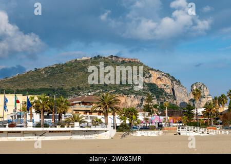 Vista sulla spiaggia sabbiosa di Terracina, baia del Mar Tirreno, antica città italiana nella provincia di Latina in inverno, Italia Foto Stock