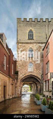 Castle Bow è un edificio classificato di grado i e originariamente costituiva la porta est dei quartieri del castello di Taunton. Nel 1685 il duca di Monmouth usò il c Foto Stock