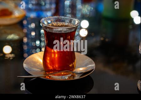 Tè dolce turco servito in vetro tradizionale nel ristorante di Istanbul, Turchia, da vicino Foto Stock