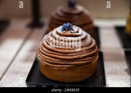 Dolce dolce italiano dolce pasticceria e torte con panna e frutta in mostra nella panetteria artigianale di Milano, in Italia, da vicino Foto Stock