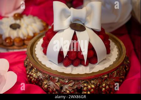 Dolce dolce italiano dolce pasticceria e torte con panna e frutta in mostra nella panetteria artigianale di Milano, in Italia, da vicino Foto Stock