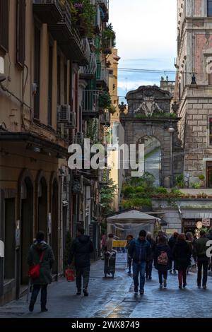 Napoli, Italia - 19 marzo 2018: Via che conduce alla porta del palazzo Cellamare. Foto Stock