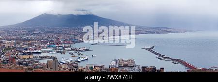 Napoli, Italia - 19 marzo 2018: Veduta aerea del mercato e del molo, con alle spalle il Vesuvio. Foto Stock