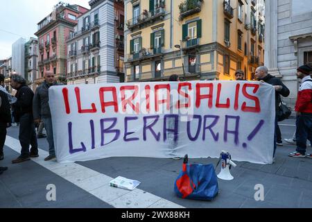 Napoli, Italia, 28 marzo 2024. Persone, con uno striscione, durante la manifestazione per chiedere il rilascio di Ilaria Salis, la 39enne italiana di Milano, trattenuta in Ungheria per 13 mesi per aver attaccato estremisti di destra. Foto Stock