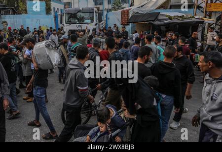 Rafah, territori palestinesi. 28 marzo 2024. Le squadre armate del gruppo palestinese Hamas si sono assicurate i camion per gli aiuti dell'UNRWA in una scuola per sfollati palestinesi a Rafah. Crediti: Abed Rahim Khatib/dpa/Alamy Live News Foto Stock