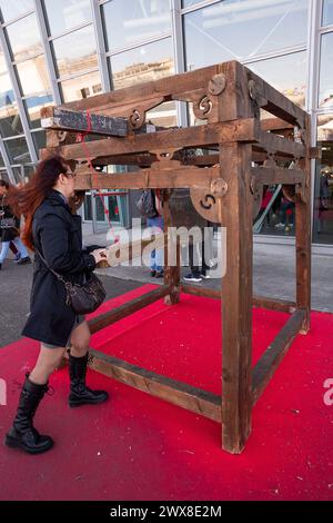 Italia Piemonte Torino Festival dell'oriente 2024 - campana con attaccante in legno Foto Stock