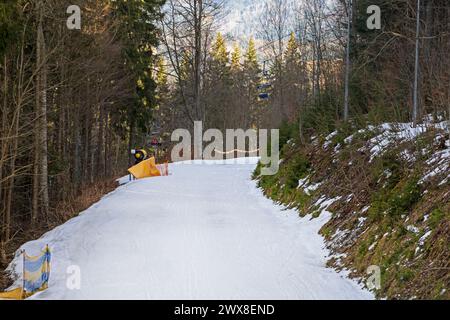 pista da sci illuminata dal sole del mattino presto. Tempo libero Foto Stock