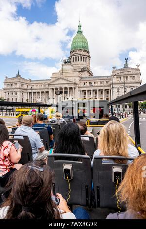 Turisti a bordo Di Un autobus turistico Hop-on Hop-off di Buenos Aires, Buenos Aires, Argentina. Foto Stock