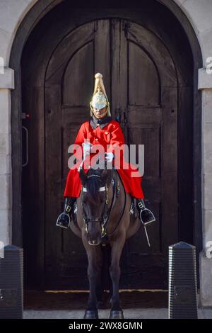 Londra, Regno Unito, 7 febbraio 2022. Una guardia di famiglia di cavalleria in servizio fuori dall'Horse Guards Building, Whitehall. Credito: Vuk Valcic/Alamy Foto Stock