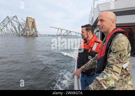 Baltimora, Maryland, Stati Uniti. 26 marzo 2024. Il generale Scott Spellmon, capo degli ingegneri dell'USACE, vede i danni del caduto Francis Scott Key Bridge che crollò a Baltimora, il 26 marzo 2024. In conformità con le autorità federali USACE, USACE guiderà lo sforzo di sgomberare il canale come parte del più ampio sforzo di recupero interagenzia per ripristinare le operazioni nel porto di Baltimora (immagine di credito: © David Adarms U.S. Army/ZUMA Press Wire) SOLO PER L'USO EDITORIALE! Non per USO commerciale! Foto Stock