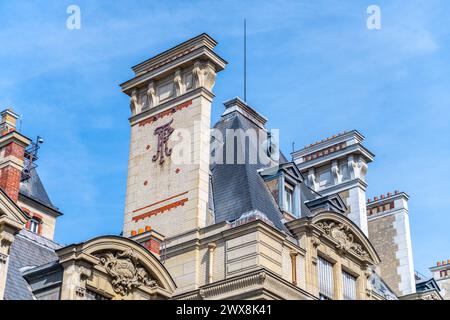 Vista ravvicinata dell'edificio storico dell'Università della Sorbona sul tetto che mostra intricati lavori in pietra e motivi piastrellati. Parigi, Francia Foto Stock