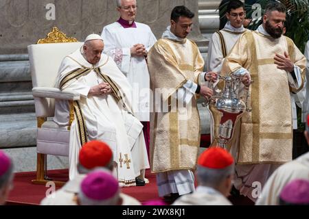 Vaticano, Vaticano. 28 marzo 2024. Papa Francesco presiede la messa del Crisma a San La Basilica di Pietro. (Foto di Stefano Costantino/SOPA Images/Sipa USA) credito: SIPA USA/Alamy Live News Foto Stock