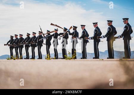 22 marzo 2024 - Luke Air Force base, Arizona, USA - l'Air Force Honor Guard conduce un'esercitazione sulla linea di volo alla Luke Air Force base, Ariz., 22 marzo 2024. (Credit Image: © U.S. Air Force/ZUMA Press Wire) SOLO PER USO EDITORIALE! Non per USO commerciale! Foto Stock