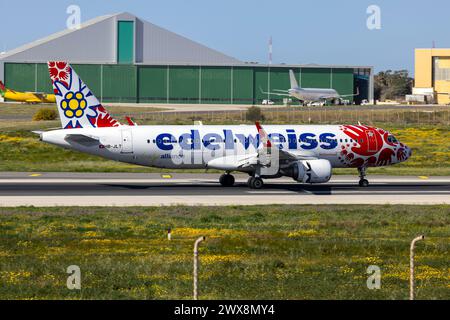 Edelweiss Air Airbus A320-214 (REG: HB-JLT) nei colori speciali per l'organizzazione Help Alliance, fondata dalla Lufthansa. Foto Stock