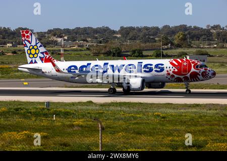 Edelweiss Air Airbus A320-214 (REG: HB-JLT) nei colori speciali per l'organizzazione Help Alliance, fondata dalla Lufthansa. Foto Stock